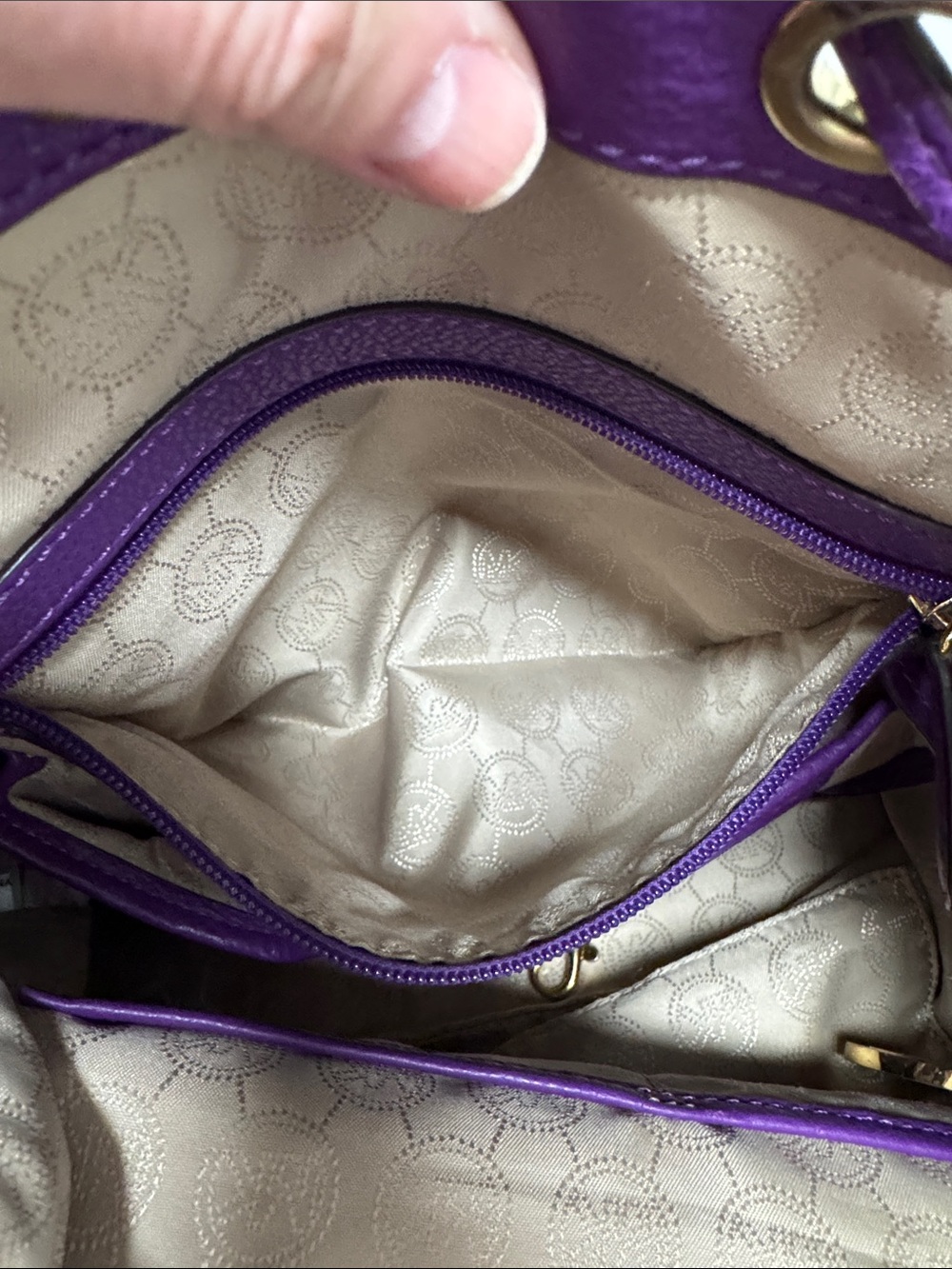 Michael Kors Jules drawstring crossbody bag - Picture 6 of 9